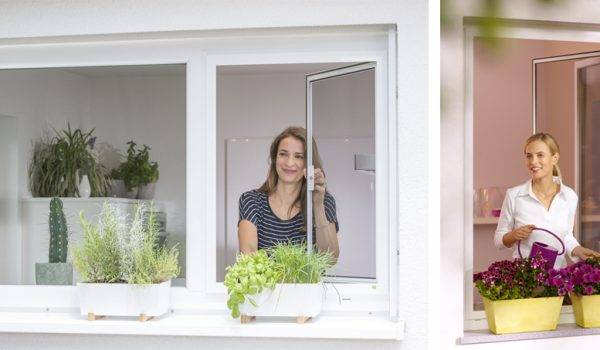 2 Bilder nebeneinander. rechts öffnet eine Frau ein Fliegengitterfenster, um die Blumen auf den Fenstersims zu giessen. Links öffnet eine Frau ein Insektenschutzfenster, um Kräuter aus der Blumenkiste zu ernten.